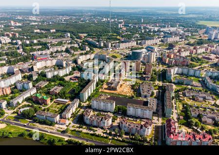 Blick aus großer Höhe auf das Stadtbild mit Wohngebieten: Obninsk, Russland - 2021. Juni Stockfoto