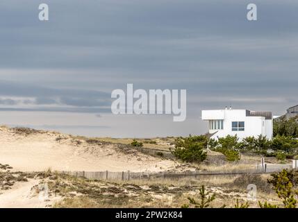 Ein weißes modernes Haus am Meer am 16 Marine Blvd, Amagansett Stockfoto