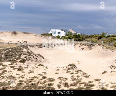 Ein weißes modernes Haus am Meer am 16 Marine Blvd, Amagansett Stockfoto