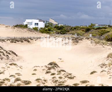 Ein weißes modernes Haus am Meer am 16 Marine Blvd, Amagansett Stockfoto