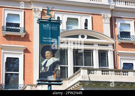 Außenansicht der Wallace Collection, ein Nationalmuseum mit Gemälden, Skulpturen, Waffen und Rüstungen sowie Porzellan, am Manchester Square, London, Großbritannien Stockfoto