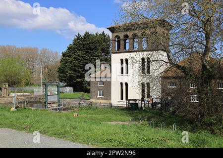 Der historische Coppermill Tower in Walthamstow Wetlands, London Wildlife Trust, Großbritannien Stockfoto