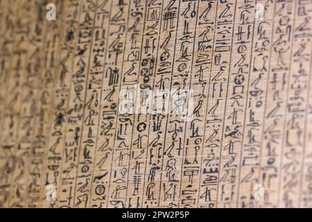 Antike ägyptische Hieroglyphen auf Papyrus - Kairo Stockfoto