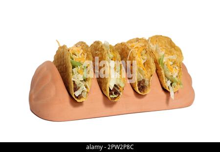 Terrakotta-Taco-Halter mit vier Crunchy Tacos auf weißem Hintergrund Stockfoto