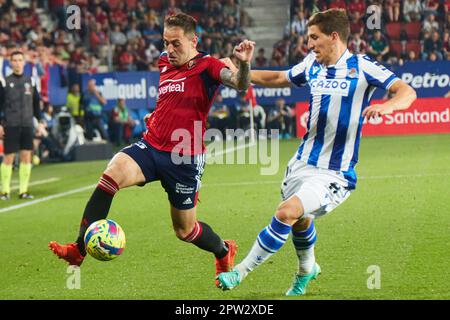 Pamplona, Spanien. 28. April 2023. Sport. Football/Soccer. Ruben Peña (15. CA Osasuna) und Aihen Munoz (12. Real Sociedad) während des Fußballspiels von La Liga Santander zwischen CA Osasuna und Real Sociedad am 28. April 2023 im Stadion El Sadar in Pamplona (Spanien). Kredit: Inigo Alzugaray/Alamy Live News Stockfoto