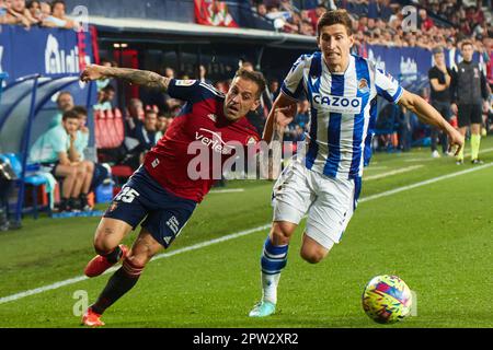 Pamplona, Spanien. 28. April 2023. Sport. Football/Soccer. Ruben Peña (15. CA Osasuna) und Aihen Munoz (12. Real Sociedad) während des Fußballspiels von La Liga Santander zwischen CA Osasuna und Real Sociedad am 28. April 2023 im Stadion El Sadar in Pamplona (Spanien). Kredit: Inigo Alzugaray/Alamy Live News Stockfoto