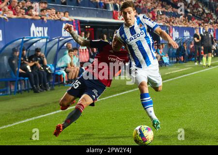 Pamplona, Spanien. 28. April 2023. Sport. Football/Soccer. Ruben Peña (15. CA Osasuna) und Aihen Munoz (12. Real Sociedad) während des Fußballspiels von La Liga Santander zwischen CA Osasuna und Real Sociedad am 28. April 2023 im Stadion El Sadar in Pamplona (Spanien). Kredit: Inigo Alzugaray/Alamy Live News Stockfoto