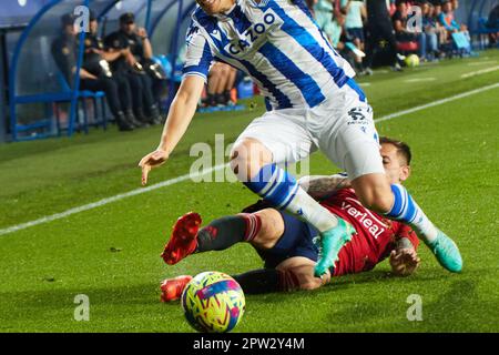 Pamplona, Spanien. 28. April 2023. Sport. Football/Soccer. Ruben Peña (15. CA Osasuna) und Aihen Munoz (12. Real Sociedad) während des Fußballspiels von La Liga Santander zwischen CA Osasuna und Real Sociedad am 28. April 2023 im Stadion El Sadar in Pamplona (Spanien). Kredit: Inigo Alzugaray/Alamy Live News Stockfoto