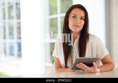 Machen Sie jeden Tag zu einem WLAN-Tag. Porträt einer Frau, die mit einem digitalen Tablet auf ihrer Terrasse sitzt Stockfoto