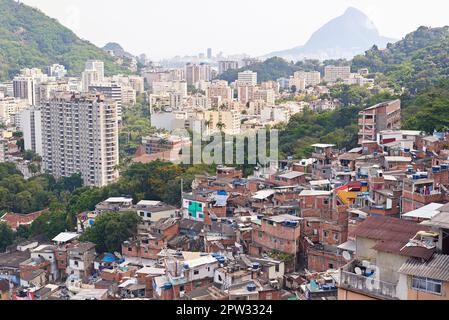 Kontraste in einem Entwicklungsland. Slums an einem Berghang in Rio de Janeiro, Brasilien Stockfoto