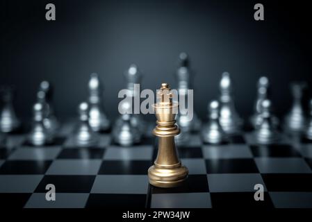 Golden King Schach steht vor dem Spiel. Konzeptführungs-Strategiegeschäft. Stockfoto