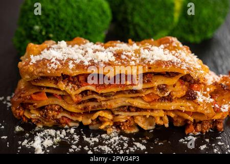 Lasagne auf Schiefer mit Brokkoli Stockfoto