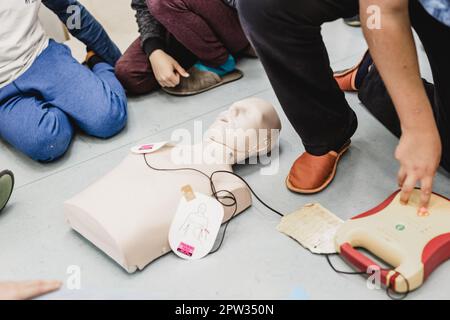 Erste Hilfe Herz-Lungen-Wiederbelebung Kurs mit Hilfe automatisierter externer Defibrillator, AED. Stockfoto