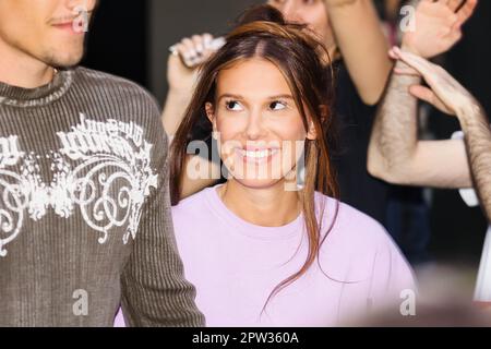 Mailand, Italien. 28. April 2023. Millie Bobby Brown wird am 28. April 2023 in Mailand, Italien, gesehen (Foto von Alessandro Bremec/NurPhoto). Kredit: NurPhoto SRL/Alamy Live News Stockfoto