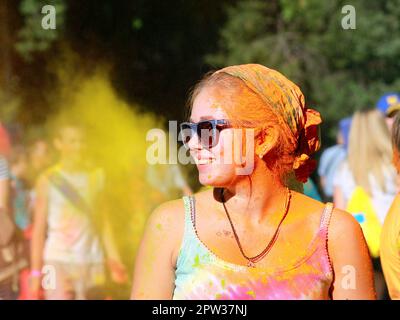 Holi Festival, Ein Mädchen wird beim Holi Festival in der Stadt Dnipro, Ukraine, am 28. August 2019 mit bunten Pulvern übergossen. Stockfoto