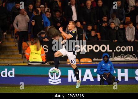 Zian Flemming von Millwall feiert das dritte Tor seiner Seite des Spiels während des Sky Bet Championship-Spiels in Bloomfield Road, Blackpool. Foto: Freitag, 28. April 2023. Stockfoto