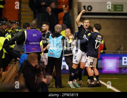 Zian Flemming von Millwall feiert das dritte Tor seiner Seite des Spiels während des Sky Bet Championship-Spiels in Bloomfield Road, Blackpool. Foto: Freitag, 28. April 2023. Stockfoto