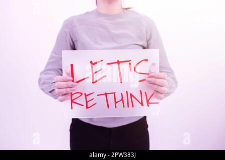 Zeichen, das zeigt Let's Rethink, Wort geschrieben auf einem nachträgliche Gedanken zu erinnern überdenken neu bewerten Stockfoto