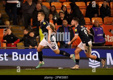 Zian Flemming von Millwall feiert das dritte Tor seiner Seite des Spiels während des Sky Bet Championship-Spiels in Bloomfield Road, Blackpool. Foto: Freitag, 28. April 2023. Stockfoto