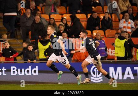 Zian Flemming von Millwall feiert das dritte Tor seiner Seite des Spiels während des Sky Bet Championship-Spiels in Bloomfield Road, Blackpool. Foto: Freitag, 28. April 2023. Stockfoto