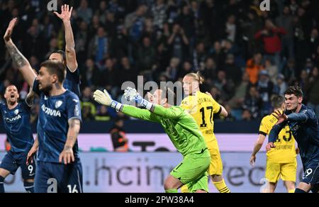 Bochum, Deutschland. 28. April 2023. Fußball: Bundesliga, VfL Bochum - Borussia Dortmund, Matchday 30 im Vonovia Ruhrstadion, Bochums Spieler klagen über abseits. WICHTIGER HINWEIS: Gemäß den Anforderungen der DFL Deutsche Fußball Liga und des DFB Deutscher Fußball-Bund ist es verboten, im Stadion aufgenommene Fotos und/oder das Spiel in Form von Sequenzbildern und/oder videoähnlichen Fotoserien zu verwenden oder verwenden zu lassen. Kredit: Federico Gambarini/dpa/Alamy Live News Stockfoto