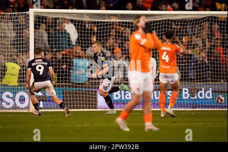 Zian Flemming von Millwall feiert das dritte Tor seiner Seite des Spiels während des Sky Bet Championship-Spiels in Bloomfield Road, Blackpool. Foto: Freitag, 28. April 2023. Stockfoto