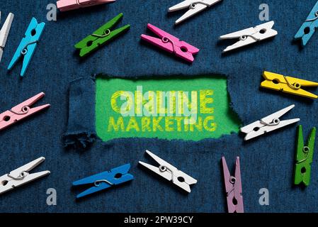 Textüberschrift mit Darstellung von Online-Marketing, Geschäftspraktiken zur Nutzung von Webkanälen zur Verbreitung einer Botschaft Stockfoto