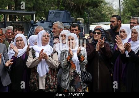 Eine Gruppe kurdischer Frauen nimmt an der Demonstration Teil. Die Inhaftierung und Festnahme in 21 Provinzen in Diyarbakir, Türkei, wurde massiv vor dem Gericht von Diyarbakir protestiert. An dem Protest nahmen die Provinzorganisation der Grünen Linken (YPS) und Parlamentskandidaten, die Demokratische Partei der Rechte (HDP), die Provinzorganisation der Partei der Demokratischen Regionen (DBP), die Anwaltsvereinigung für Freiheit, Friedensmütter, die Freie Frauenbewegung (TJA) und viele Vertreter nichtstaatlicher Organisationen Teil. Stockfoto