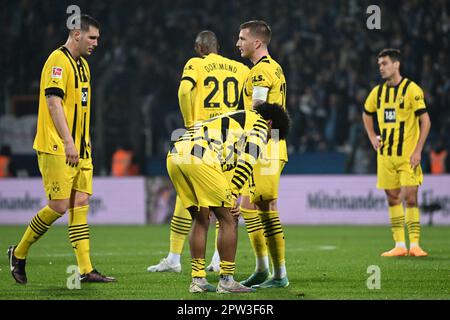 Bochum, Deutschland. 28. April 2023. Fußball: Bundesliga, VfL Bochum - Borussia Dortmund, Matchday 30 im Vonovia Ruhrstadion reagieren Dortmunds Spieler nach dem Spiel. WICHTIGER HINWEIS: Gemäß den Anforderungen der DFL Deutsche Fußball Liga und des DFB Deutscher Fußball-Bund ist es verboten, im Stadion aufgenommene Fotos und/oder das Spiel in Form von Sequenzbildern und/oder videoähnlichen Fotoserien zu verwenden oder verwenden zu lassen. Kredit: Federico Gambarini/dpa/Alamy Live News Stockfoto