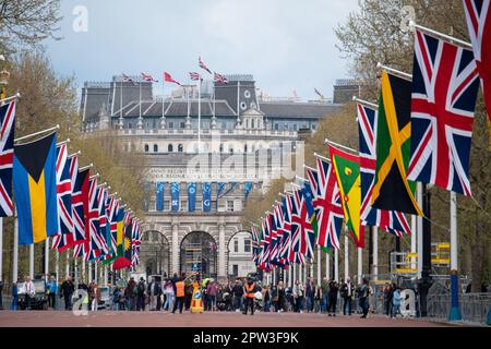 London, Großbritannien. 28. April 2023. Es war heute ein geschäftiger Tag in London, da die Vorbereitungen für die Krönung von König Karl III. Gut laufen. Riesige Union Jack und Commonwealth Flags wurden entlang der Mall aufgestellt. Es wurden auch Schranken für Menschenmassen und TV-Ständer installiert. Es ist jetzt etwas mehr als eine Woche bis zur Krönung und London wird mit Touristen und Besuchern sehr voll sein. Kredit: Maureen McLean/Alamy Live News Stockfoto