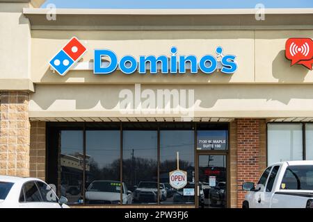 Außenansicht und Ladenfassade des Domino's Pizza Restaurant, nur Bestellung und Abholung in einem Strip Mall. Wichita, Kansas, USA. Stockfoto