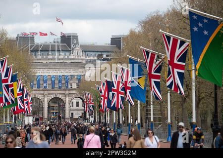 London, Großbritannien. 28. April 2023. Es war heute ein geschäftiger Tag in London, da die Vorbereitungen für die Krönung von König Karl III. Gut laufen. Riesige Union Jack und Commonwealth Flags wurden entlang der Mall aufgestellt. Es wurden auch Schranken für Menschenmassen und TV-Ständer installiert. Es ist jetzt etwas mehr als eine Woche bis zur Krönung und London wird mit Touristen und Besuchern sehr voll sein. Kredit: Maureen McLean/Alamy Live News Stockfoto