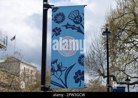 London, Großbritannien. 28. April 2023. Blaue Krönungsbanner wurden überall in Whitehall aufgehängt. Es ist jetzt etwas mehr als eine Woche bis zur Krönung und London wird mit Touristen und Besuchern sehr voll sein. Kredit: Maureen McLean/Alamy Live News Stockfoto