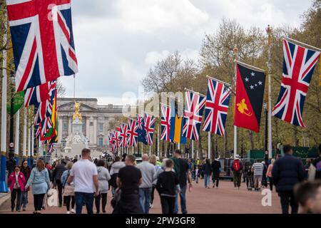 London, Großbritannien. 28. April 2023. Es war heute ein geschäftiger Tag in London, da die Vorbereitungen für die Krönung von König Karl III. Gut laufen. Riesige Union Jack und Commonwealth Flags wurden entlang der Mall aufgestellt. Es wurden auch Schranken für Menschenmassen und TV-Ständer installiert. Es ist jetzt etwas mehr als eine Woche bis zur Krönung und London wird mit Touristen und Besuchern sehr voll sein. Kredit: Maureen McLean/Alamy Live News Stockfoto