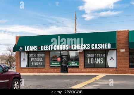 StoreFront und Eingang eines Unternehmens mit Krediten, Debitkarten und Schecks oder Bargeld in Wichita, Kansas, USA. Stockfoto