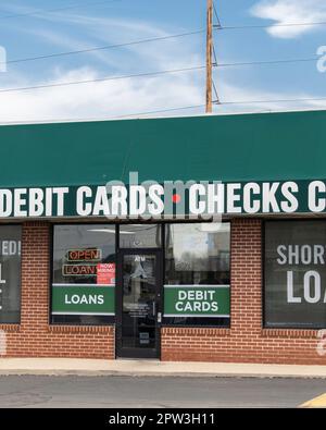 StoreFront und Eingang eines Unternehmens mit Krediten, Debitkarten und Schecks oder Bargeld in Wichita, Kansas, USA. Stockfoto