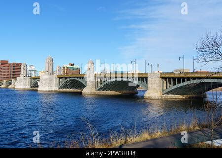 Longfellow Bridge über den Charles River nach Cambridge von Boston, Massachusetts aus gesehen Stockfoto
