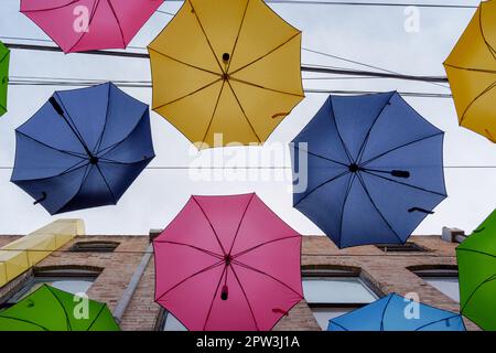 Farbenfrohe Sonnenschirme und rote Backsteinwände in Redlands, Kalifornien Stockfoto