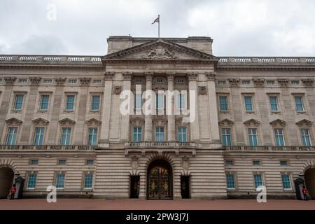 London, Großbritannien. 28. April 2023. Der Balkon im Buckingham Palace. In einer Pause von der Tradition werden nach der Krönung nur noch funktionierende Könige auf dem Balkon erscheinen. Es ist jetzt etwas mehr als eine Woche bis zur Krönung und London wird mit Touristen und Besuchern sehr voll sein. Kredit: Maureen McLean/Alamy Live News Stockfoto