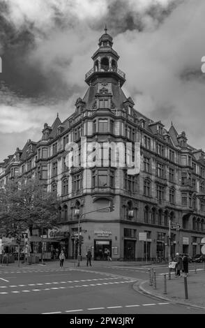 Gebäude entlang der Kaiserstraße in der Innenstadt von Frankfurt Stockfoto