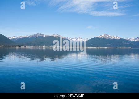 Die südlichste Stadt der Welt. Puerto Williams Stadtbild von Beagle Kanal. Chile Sehenswürdigkeiten Stockfoto