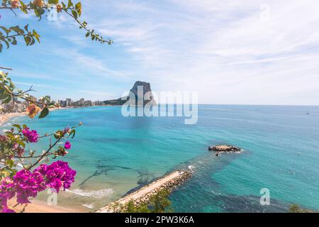 Blick auf das Meer im Calpe-Mittelmeer, das berühmte Rock Penon de Ifach. Calp, Provinz Alicante, Gemeinschaft Valencia, Spanien Stockfoto