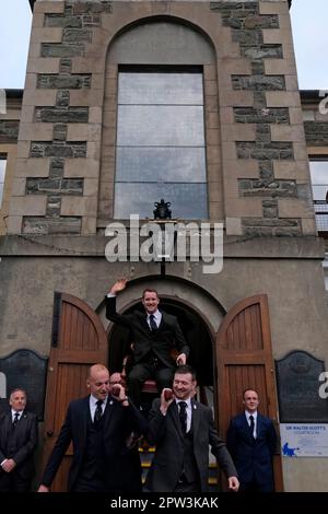 Selkirk, Großbritannien. 28. April 2023. Selkirk Common Riding 2023, Terminnacht Mr. Thomas Bell, Royal Burgh Standard Bearer, 2023, zusammen mit den Aufsehern Mr. Mathew Stanners, Mr. Sam Coltherd, Mr. Fraser Easson, Mr. Thomas Stanners. Anlässlich seiner Ernennung zum Royal Burgh Standard Intarer für das Jahr 2023. Selkirk Common Riding findet am Freitag, den 16. Juni 2023, statt. ( Kredit: Rob Gray/Alamy Live News Stockfoto