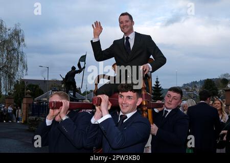 Selkirk, Großbritannien. 28. April 2023. Selkirk Common Riding 2023, Terminnacht Mr. Thomas Bell, Royal Burgh Standard Bearer, 2023, zusammen mit den Aufsehern Mr. Mathew Stanners, Mr. Sam Coltherd, Mr. Fraser Easson, Mr. Thomas Stanners. Anlässlich seiner Ernennung zum Royal Burgh Standard Intarer für das Jahr 2023. Selkirk Common Riding findet am Freitag, den 16. Juni 2023, statt. ( Kredit: Rob Gray/Alamy Live News Stockfoto