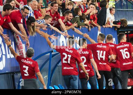 Pamplona, Spanien. 28. April 2023. Sport. Fußball. Tribut an die Osasuna-Spieler, die im Finale der Copa del Rey 2005 mitgespielt haben. Kredit: Inigo Alzugaray/Alamy Live News Stockfoto