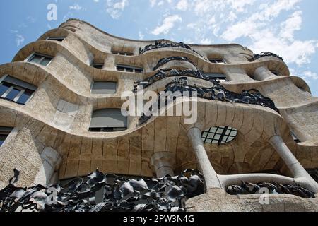 Casa Milà, eines der berühmtesten Gebäude in Barcelona, Spanien Stockfoto