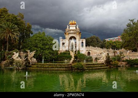 Cascada del Parc de la Ciutadella in Barcelona, Minuten vor einem Sommersturm Stockfoto