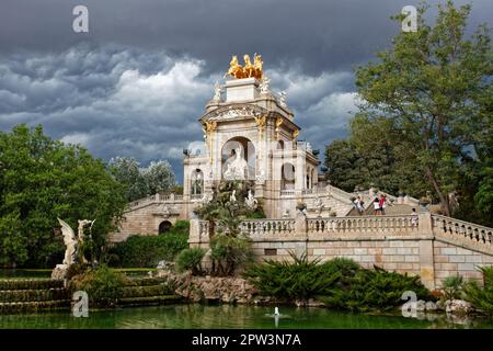 Cascada del Parc de la Ciutadella in Barcelona, Minuten vor einem Sommersturm Stockfoto