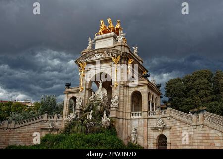 Cascada del Parc de la Ciutadella in Barcelona, Minuten vor einem Sommersturm Stockfoto