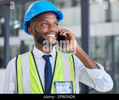 Ingenieur, Telefonanrufe und Kommunikation während der Vernetzung, Kontakt und ein glückliches Lächeln, Gespräche und Gespräche über Renovierungen. Bauarbeiter, schwarz Stockfoto